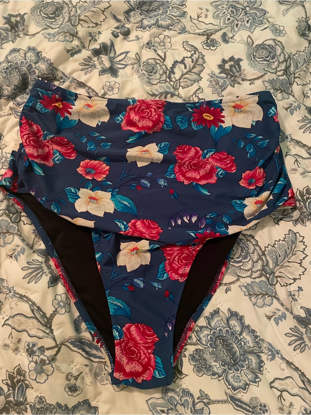 Cupshe High-Waist Floral Swim Bottoms in Navy and Red - Women Swim